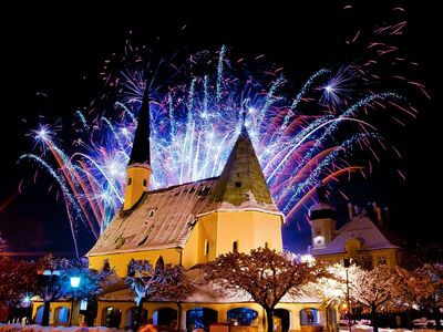 Silvester, Kapellplatz, Altoetting, Bild Simon Graf Feuerwerk am Nachthimmel.