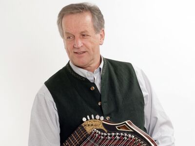 Hans Berger, Kultur+Kongress Forum Altötting, Foto Hans Berger Hans Berger mit der Zither.