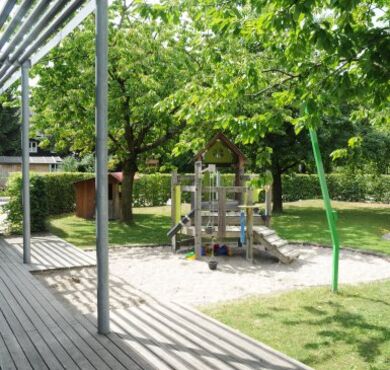 csm_kinderkrippe-regenbogen-spielplatz-altoetting-foto-stadt-3-385x370_37b63dd149 csm_kinderkrippe-regenbogen-spielplatz-altoetting-foto-stadt-3-385x370_37b63dd149