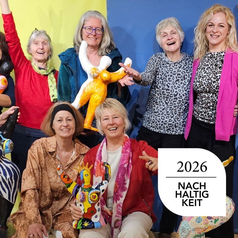 Gruppenfoto der Künstlerinnen Frauenzimmer mit ihren Nanas