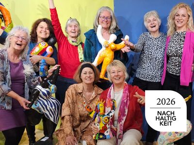 Gruppenfoto der Künstlerinnen Frauenzimmer mit ihren Nanas