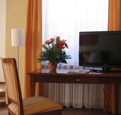 Altstadthotel Schex Altötting, Foto Jehle Schreibtisch mit Stuhl und Fernseher