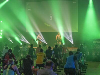 Menschen auf Fahrrädern in einer Halle