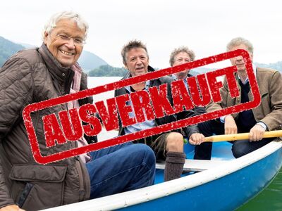 Veir Mändner sitzen in einem Boot.