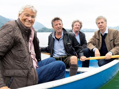Gerhard Polt, Well Brüder, Programm Apropos. Forum, Altötting, Bild Well Veir Mändner sitzen in einem Boot.