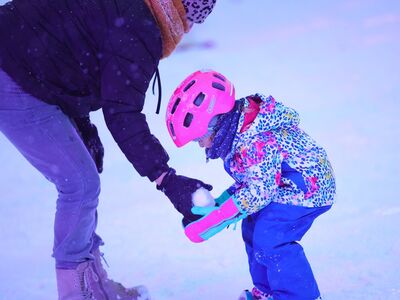 Synthetik-Eisbahn Bahnhofplatz, Kreisstadt Altötting, Foto: Julian Spilker Eislaufspaß für Groß & Klein auf der hochmoderne Synthetik-Eisbahn am Bahnhofplatz!