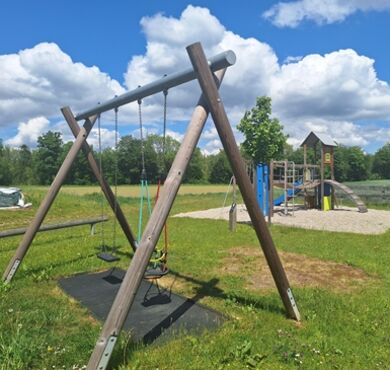 Spielplatz Altötting - Unterholzhausen, Schaukel, Foto: Stadt Altötting Spielplatz Altötting - Unterholzhausen, Schaukel, Foto: Stadt Altötting
