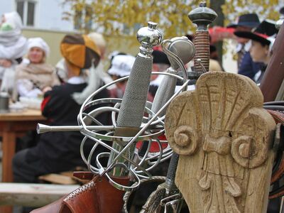 Menschen in historischem Gewand auf einem Platz.