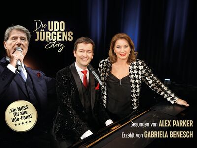 Ein Mann und eine Frau stehen an einem Klavier.