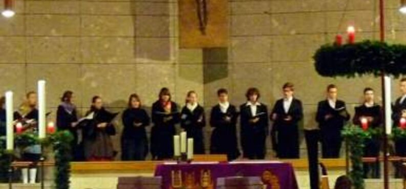 Chor singt in Kirche