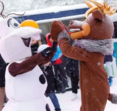 Schneemann Olaf und Rentier Sven klatschen sich ab.