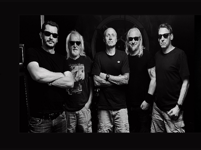 5 Männer in schwarzen T-Shirts.