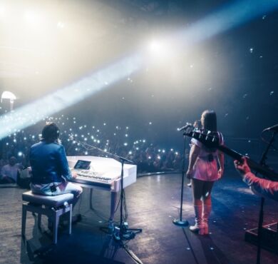 Abba, Mamma Mia, Forum, Altötting, Bild Pura Vida Sänger und Tänzer der Show Abba auf der Bühne.