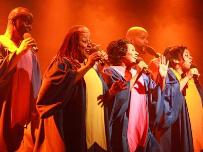 Das Ensemble der USA Gospel Singers gemeinsam auf der Bühne.  