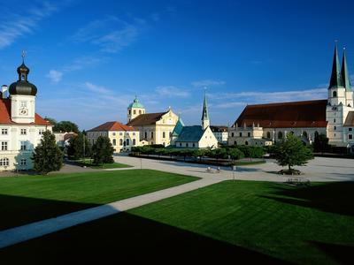 Kapellplatz, Altoetting, Bild Stadt Ein Platz mit alten Gebäuden und Kirchen.