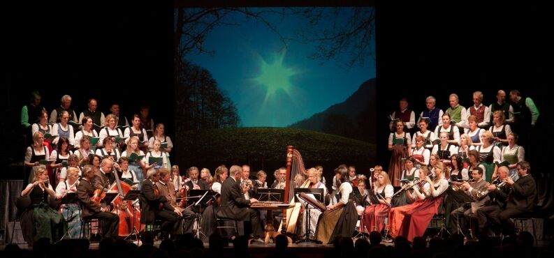 Hans Berger, Foto Veranstalter Hans Berger mit Chor und Musikern auf der Bühne