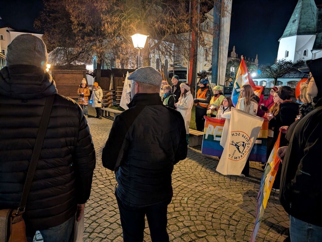 Menschen beim Friedensmarsch auf dem Kapellplatz-Bild Veranstalter Menschen beim Friedensmarsch auf dem Kapellplatz, Bild Veranstalter