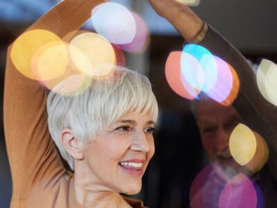 Senioren, Tanztee, Tanzschule Konvalin, Forum Altötting, Bild I-Stock Senioren tanzen miteinander.