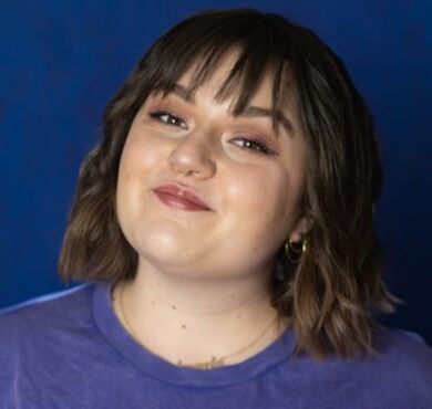 Die Kabarettistin Teresa Reichl guckt verschmitzt in die Kamera.