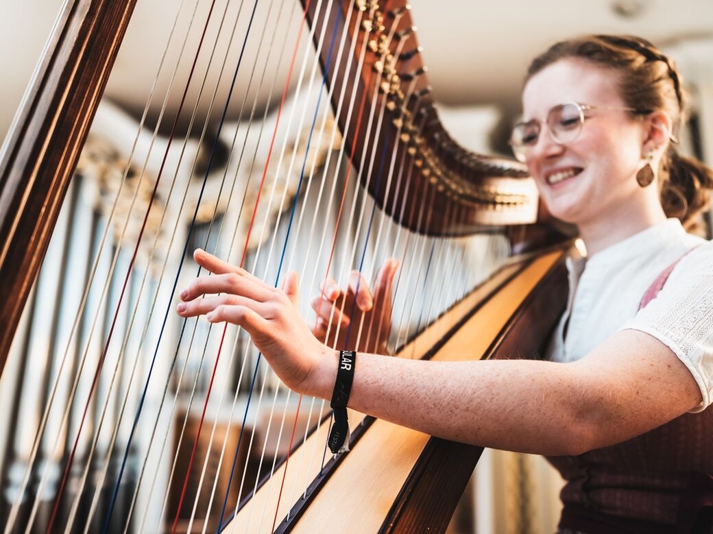 Berufsfachschule für Musik, Fest der Sinne, Altoetting, Bild Tom Bauer Eine junge Frau an der Harfe.