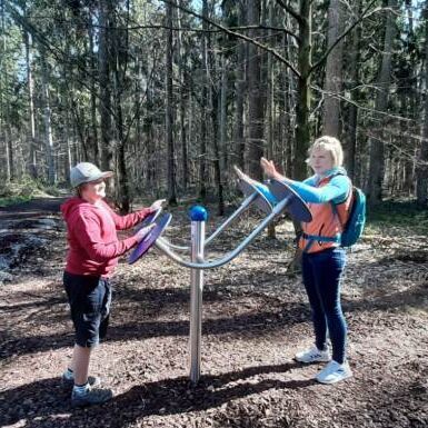 Hier sehen Sie zwei Sportler am Trimm-dich-Pfad in Altötting 