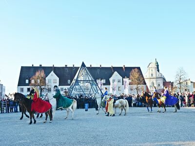 Pferde und Reiter in historischen Kostümen.