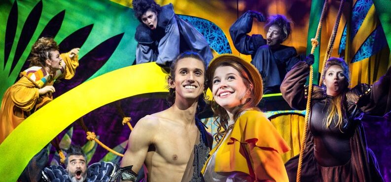 Tarzan, Musical, Forum Altötting, Bild Theater Liberi Ein junger Mann und ein Mädchen stehen auf einer Bühne zwischen Tierfiguren.