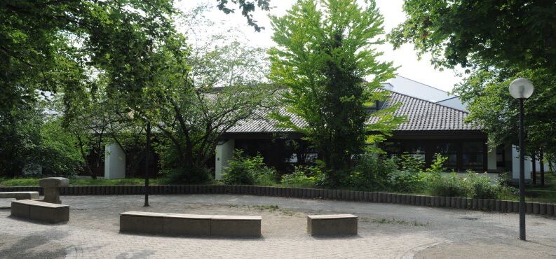 Außenbereich der Grundschule Nord in Altötting.