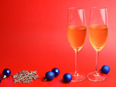 Nachgluehen, Christkindlmarkt, Scharnagl, Forum, Altoetting, Bild Pixabay Gläser nd Weihnachtsbaumschmuck vor rotem Hintergrund.