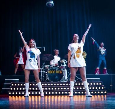 Abba, Mamma Mia, Forum, Altötting, Bild Pura Vida Sänger und Tänzer der Show Abba auf der Bühne.