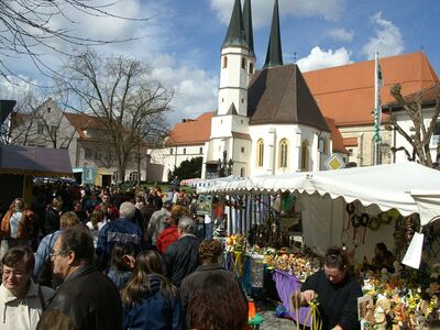 Fastenmarkt, Altoetting, Wirtschaftsverband; Bild Stadt Altoetting Menschen auf der Straße.