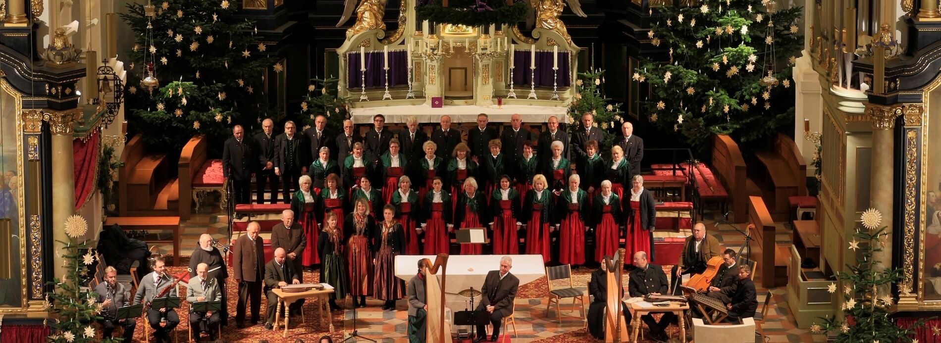 Die Altöttinger Liedertafel und weitere Instrumentalgruppen beim Adventsingen in der Basilika St. Anna in Altötting.