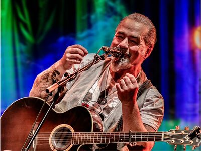 Ein Musiker mit Gitarrre. 