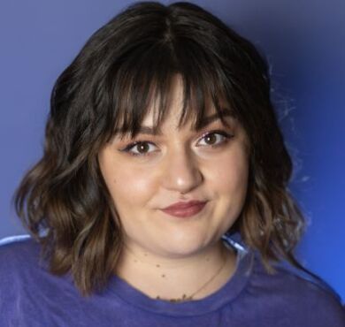 Die Kabarettistin Teresa Reichl guckt frech in die Kamera.