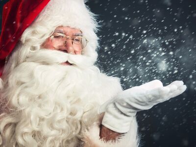 Ein Nikolaus in rotem Gewand.