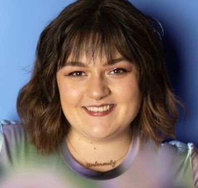 Die Kabarettistin Teresa Reichl guckt fröhlich in die Kamera.