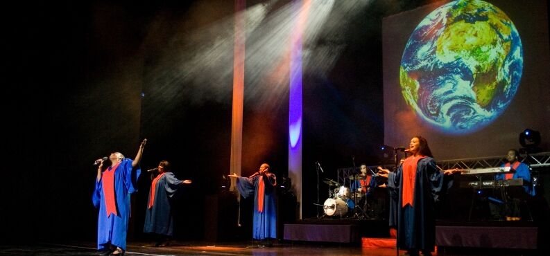 Das Ensemble der USA Gospel Singers gemeinsam auf der Bühne.  