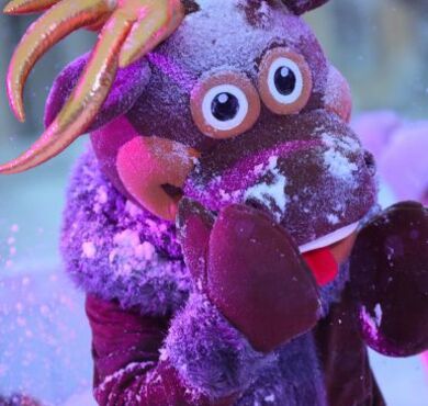 Rentier Sven zaubert zwei Kindern ein Lächeln ins Gesicht.