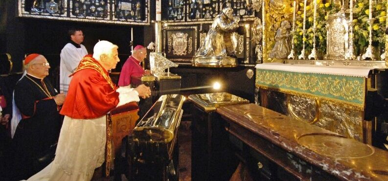 Der Papst Benedikt betet 2006 zur schwarzen Madonne in der Gnadenkapelle in Altötting.