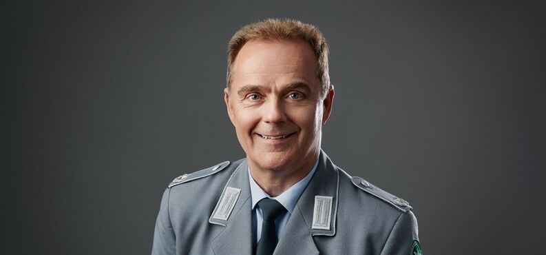 Ein Mann in Uniform.