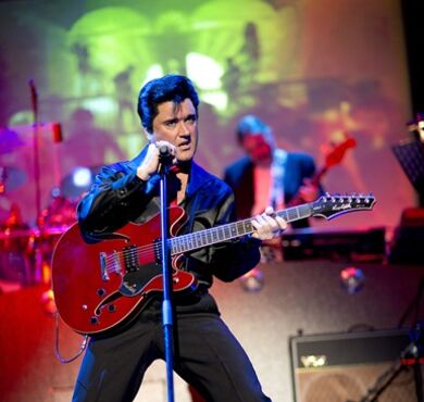 Elvis, Das Musical, Forum Altoetting, Bild SIC, Andreas Friese Ein Mann in Lederanzug auf der Bühne.