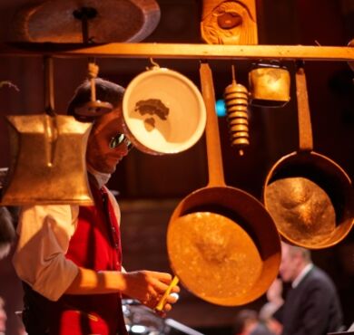 Töpfe, Pfannen, Kehrbleche dienen dem Percussionisten als "Trommel".