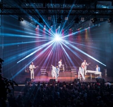 Abba, Mamma Mia, Forum, Altötting, Bild Pura Vida Sänger und Tänzer der Show Abba auf der Bühne.