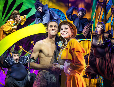 Tarzan, Musical, Forum Altötting, Bild Theater Liberi Tarzan, ein Affe, ein Mädchen und ein alter Mann mit Brille.