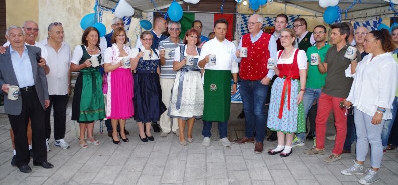 Städtepartnerschaft Altötting-Loreto, Bierfest in Loreto, Gruppenbild, Foto: Kilwing