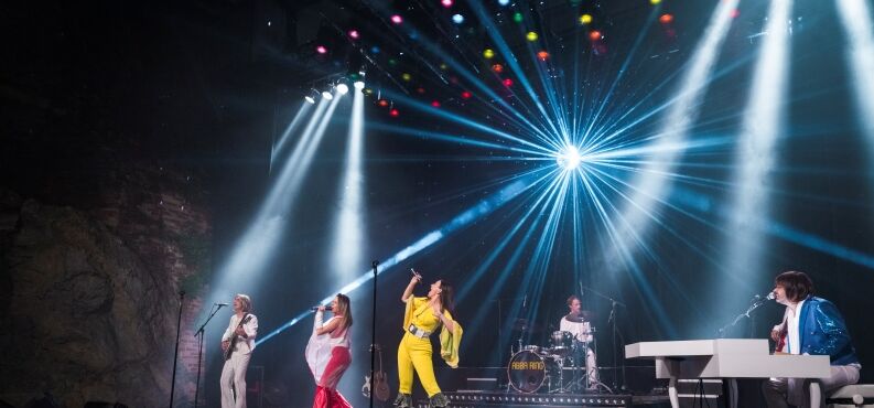 Abba, Mamma Mia, Forum, Altötting, Bild Pura Vida Sänger und Tänzer der Show Abba auf der Bühne.