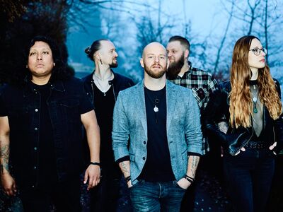 Roxton, Forum Altoetting, Abriss, Vorband Ragetrack, Bild Band Vier Männer und eine Frau in dunkler Bekleidung stehen nebeneinander.