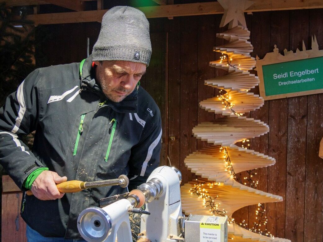 Schaudrechseln Der Drechsler Holzengelbert bei der Arbeit