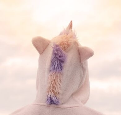 Kinderfasching, Kultur+Kongress Forum Altoetting, Foto Pixabay Verkleidetes Kind im Einhornkostüm.