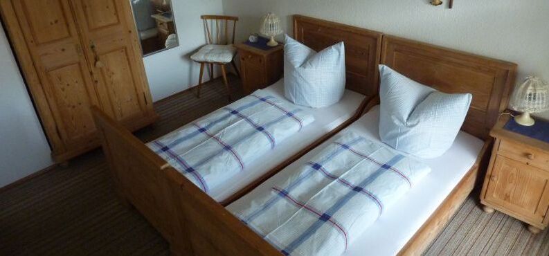 Doppelbett aus Holz mit Schrank